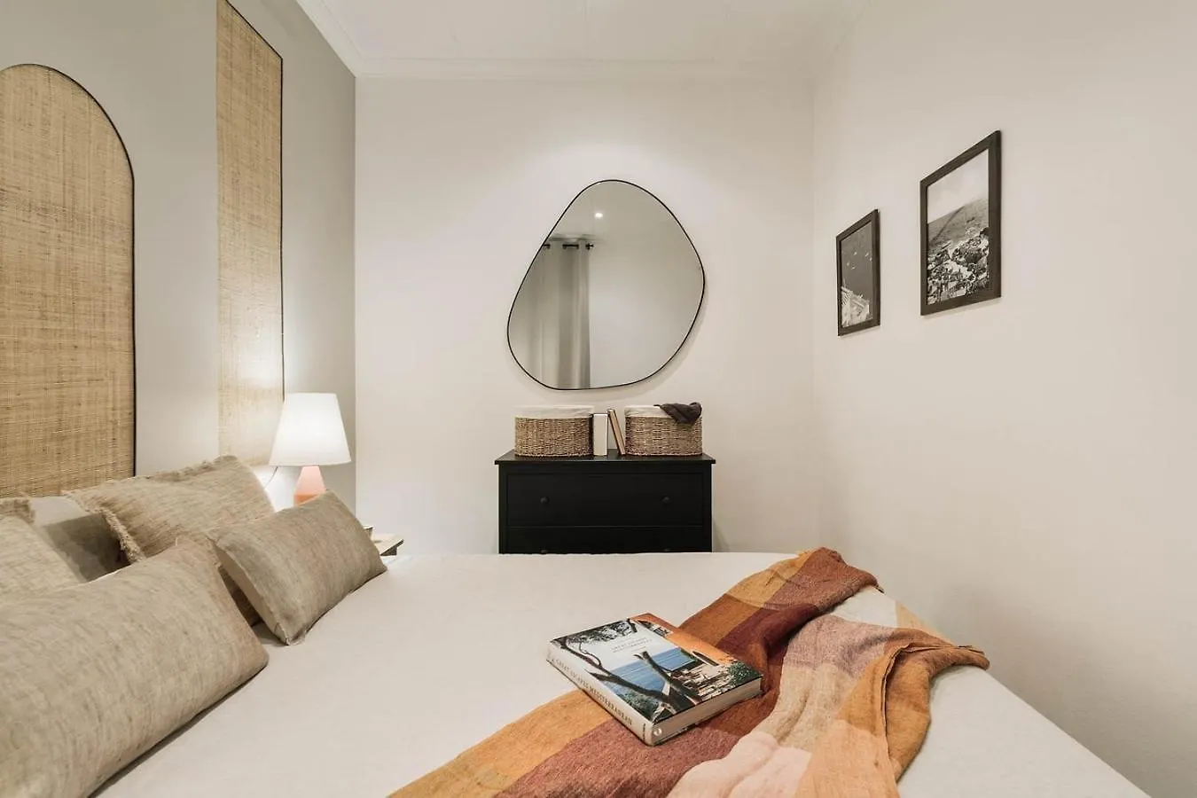 Veduto - 2 Bedrooms In Eixample Esquerra Barcelona 0*,  Spain